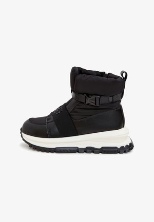 Czarne ocieplane botki za kostkę z połyskującą skórzaną powierzchnią, regulowanym paskiem i grubą białą podeszwą środkową, z teksturowaną czarną gumową podeszwą.