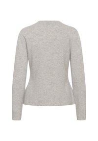 Vaaleanharmaa neulepaita, valmistettu pehmeästä neuloksesta. Se on pyöreäkauluksinen, pitkähihaisempi ja vartalonmyötäinen, jossa on resorit helmassa ja hihoissa.