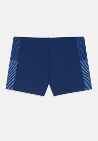 Navy blauwe zwemshorts met horizontale streepaccenten in lichter blauw aan de zijkanten. Elastische tailleband, gladde textuur en geen zichtbare hardware.
