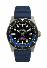 Zegarek Timex Deepwater z czarną tarczą, stalową kopertą, niebieską bezelem, gumowym paskiem, luminescencyjnymi znacznikami i wyświetlaczem daty. Wodoodporny do 200 m.