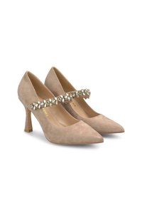 Scarpe con tacco alto in suede beige con punta affusolata e una decorativa fascia di strass sulla parte superiore del piede; superficie texture e tacco a blocco.