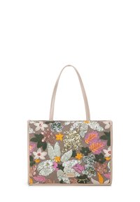 Sac tote brodé avec des motifs floraux en rose, vert et or sur un fond taupe ; comprend deux poignées.