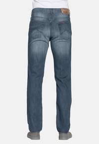 Jeans in denim blu scuro con taglio dritto, caratterizzati da un classico design a cinque tasche e una patch in pelle sulla vita posteriore.