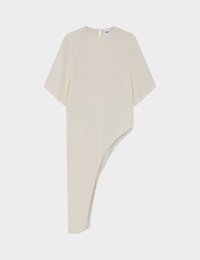 Ασύμμετρο κρεμ τοπ με κοντά μανίκια, ομαλή υφή και ριχτό σχεδιασμό, με άνοιγμα στον αυχένα στο πίσω μέρος.