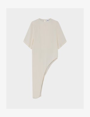 Epäkeskeinen kerma valkoinen toppi, jossa on lyhyet hihat, sileä pinta ja laskostettu muotoilu, takana niska-aukko.