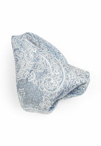 Chouchou en tissu bleu et blanc à motifs avec des designs complexes et une texture raffinée, doté d'un matériau doux et léger et d'une forme froncée.