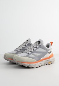 Szare buty trekkingowe z siateczkową i syntetyczną cholewką, pomarańczowymi akcentami oraz gumową podeszwą z fakturą zapewniającą przyczepność. Logo po bokach.