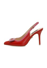 Rote Leder-Slingback-Pumps mit spitz zulaufender Zehe, pinkem Akzent und quadratischem Schnallendetail. Verfügt über einen hohen Absatz und eine glatte Textur.