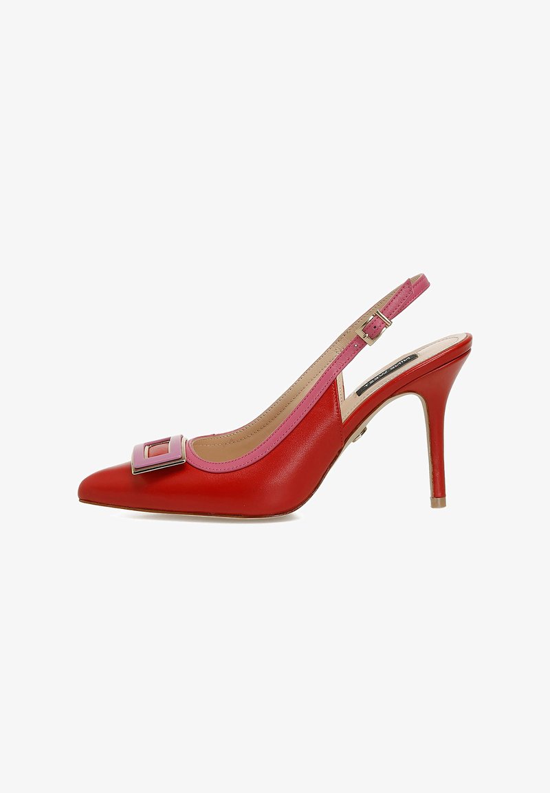 Pump slingback in pelle rossa con punta affusolata, accentata in rosa e dettaglio con fibbia quadrata. Presenta un tacco alto e texture liscia.