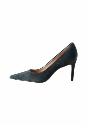 Escarpin à bout pointu en suède gris foncé. Caractéristiques d'un design épuré avec un talon fin et une silhouette légèrement courbée. Pas de matériel visible.
