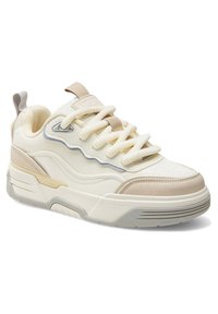 Kremowe i beżowe sneakersy z teksturowanym wierzchem, posiadające amortyzowaną podeszwę, gumową podeszwę oraz dekoracyjne detale w postaci przeszyć.