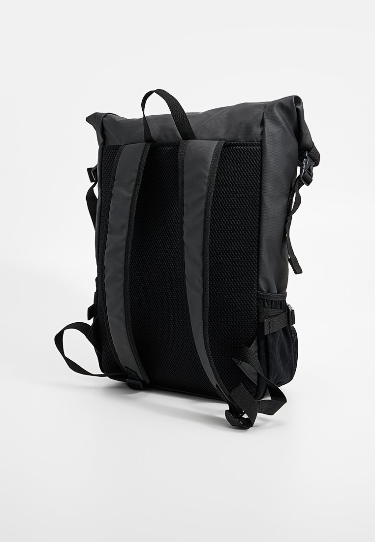Czarny plecak z konstrukcją typu roll-top, teksturowanym siateczkowym panelem tylnym, regulowanymi paskami oraz bocznymi kieszeniami dla dodatkowego przechowywania.