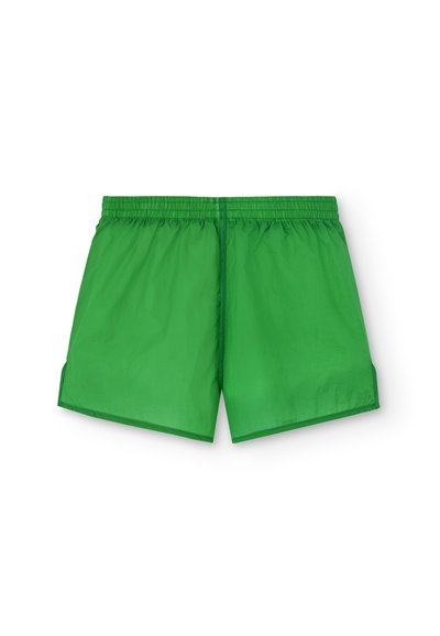 Shorts de bain verts en tissu léger avec une taille élastique, des fentes sur les côtés et une texture lisse. Design simple sans motifs.