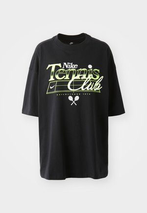 Μαύρη βαμβακερή μπλούζα t-shirt με κοντά μανίκια, με γραφικό "Nike Tennis Club" σε πράσινο και άσπρο, και εικονογραφήσεις από μπάλα τένις και ρακέτα.