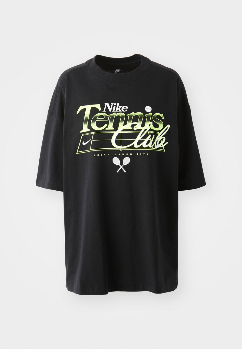 Czarny bawełniany t-shirt z krótkim rękawem, z zieloną i białą grafiką "Nike Tennis Club", przedstawiającą ilustracje piłki tenisowej i rakiety.