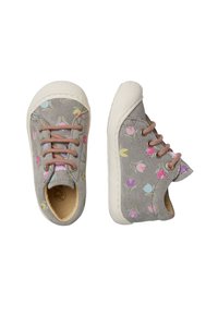 Sneakers in tessuto grigio con un motivo floreale in rosa, blu e verde, dotate di lacci beige e una suola in gomma bianca.