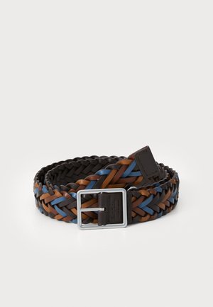 Geflochtenem Gürtel aus schwarzem, braunem und blauem Leder. Mit einer Metall-Schnalle und einem strukturierten, geflochtenen Design mit glatter Oberfläche.