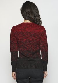 Gestrickter Pullover mit einem Rot-zu-Schwarz Ombre-Effekt, strukturiertem Stoff, gerippten Bündchen und Saum sowie einem Rundhalsausschnitt.