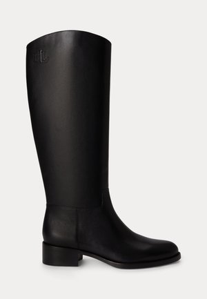 Botte haute en cuir noir avec un petit talon bloc et un logo embossé discret près du haut sur le côté extérieur.