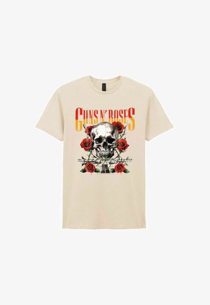 Beżowy t-shirt z czerwonym i żółtym tekstem "Guns N' Roses", centralną czaszką, czerwonymi różami i dwoma skrzyżowanymi pistoletami z zielonymi liśćmi.