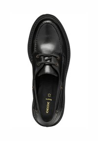 Chaussure en cuir noir à lacets avec bout arrondi, détails cousus et semelle intérieure rembourrée de la marque "GEOX Respira."