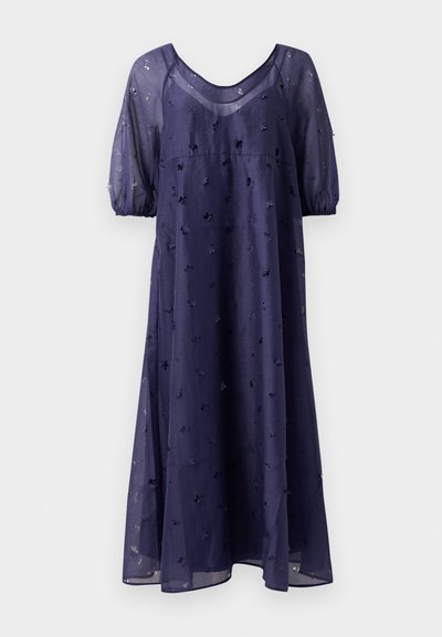 Rochie bleumarin până la genunchi, realizată dintr-o țesătură transparentă, cu o croială lejeră, având mâneci bufante și broderie florală pe toată suprafața.
