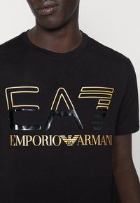 EA7 Emporio Armani Majica kratkih rukava s printom - black