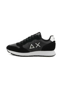 Sneaker bianco e nero con lacci neri, suola bianca e loghi geometrici bianchi sui lati, mostrato in vista laterale sinistra.
