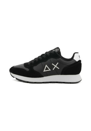 Baskets noir et blanc avec lacets noirs, semelle blanche et logos géométriques blancs sur le côté, présentées en vue de profil gauche.