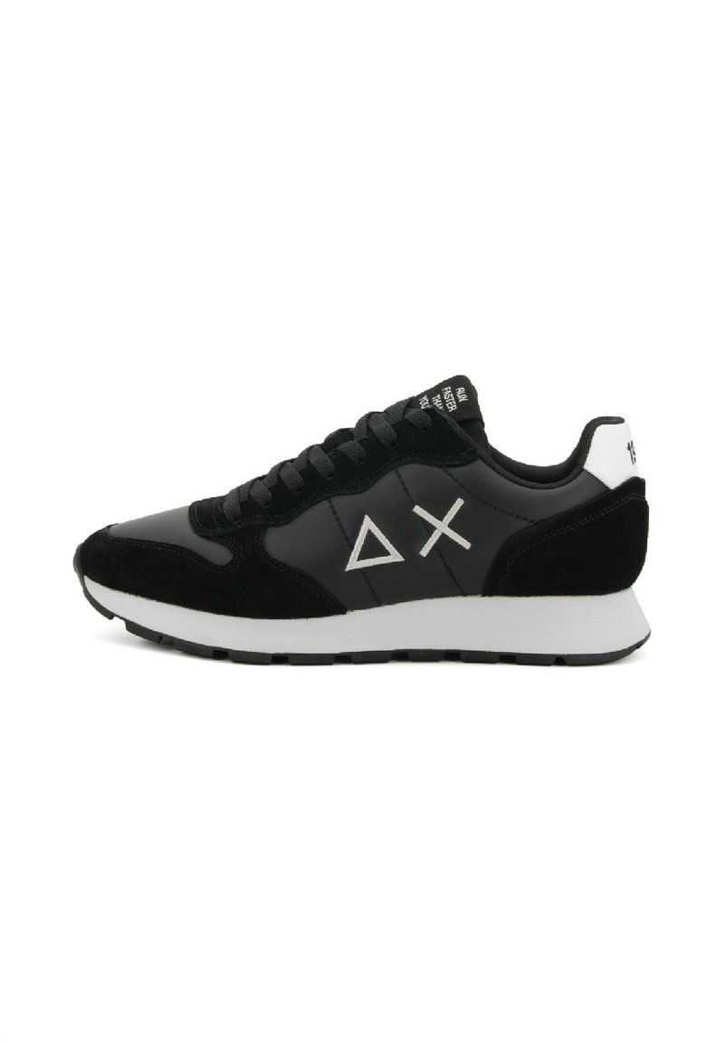 Sneaker bianco e nero con lacci neri, suola bianca e loghi geometrici bianchi sui lati, mostrato in vista laterale sinistra.