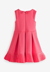 Różowa bezrękawnikowa sukienka z plisowaną spódnicą, okrągłym dekoltem i zamkiem błyskawicznym z tyłu. Gładki materiał o sztywnej formie i detalach plisowania.