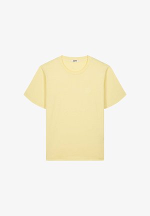 Kurzärmeliges, hellgelbes T-Shirt mit Rundhalsausschnitt, kleinem geprägtem Logo auf der linken Brust und einem Markenetikett im Kragen.