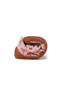 Kinder schoen, bovenwerk van roze met patronen en dierenmotieven, bruine rubberen zool, zacht ontwerp, afgeronde vorm en gestikte randen.