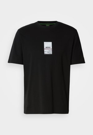 Schwarzes Baumwoll-T-Shirt mit kurzen Ärmeln, mit einem rechteckigen Grafikdesign, das den Text "BOSS" in Weiß und subtilen Akzenten zeigt.