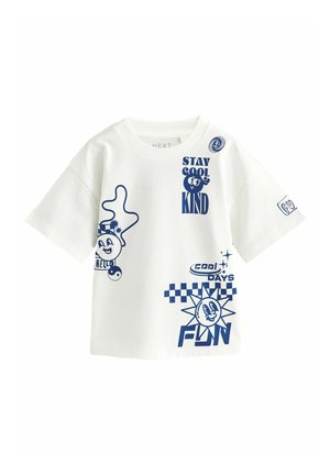 Hvid t-shirt med korte ærmer, der har blå grafiske designs, herunder tekst og tegneseriefigurer, med rund halsudskæring og afslappet pasform.