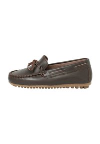 Braune Leder-Mokassin-Schuhe im Stil mit gestickten Details und einer Schleifenakzent. Leichter Gummisohle mit kleinen erhöhten Griffen für bessere Traktion.