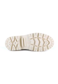 Suela de bota de goma en blanco con un patrón de banda de rodadura resistente, que presenta profundas ranuras y costillas elevadas para tracción y estabilidad.