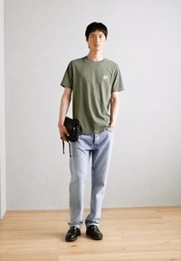 Lindbergh EMBROIDERY TEE - Marškinėliai su spaudiniu - khaki