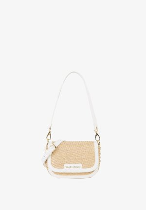 Sac bandoulière tissé beige avec garniture en cuir blanc, sangle ajustable, ferrures dorées et plaque logo « Valentino » sur le rabat avant.