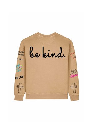 Beige sweatshirt met ronde hals, "wees aardig" tekst in zwart, kleurrijke grafische accenten en bedrukte boodschappen op de mouwen. Zacht, casual ontwerp.