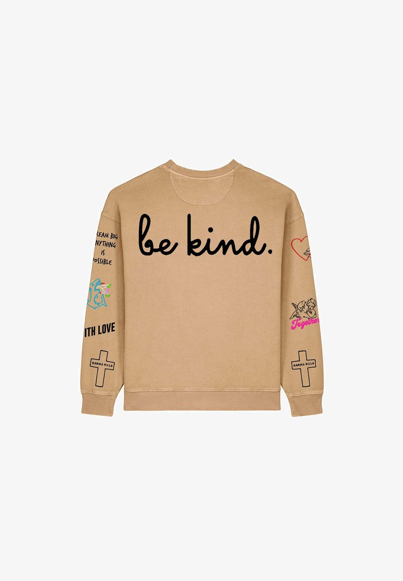 Beige sweatshirt met ronde hals, "wees aardig" tekst in zwart, kleurrijke grafische accenten en bedrukte boodschappen op de mouwen. Zacht, casual ontwerp.
