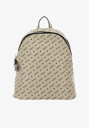Sac à dos beige avec fermeture éclair noire, texte répété "SEIDENFELT MANUFAKTUR" et petit motif carré sur toute la surface.