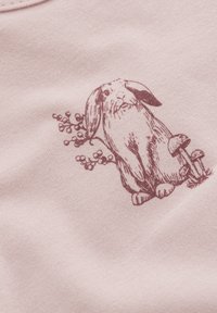 Hellrosa Stoff mit einer braunen Illustration eines Hasen, der neben Pilzen und Blumen sitzt, mit detaillierter Felltextur und Schattierung.