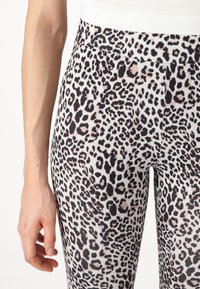 Noisy May NMPARLA SHORTS - Šortai - silver lining