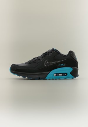 Czarny sneaker Nike Air Max z niebieską podeszwą i detalami, widoczna poduszka powietrzna w pięcie, pokazany z boku na neutralnym tle.