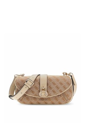 Sac bandoulière beige Guess avec motif monogramme, bandoulière ajustable, boucle dorée et fermeture à rabat sur fond blanc.