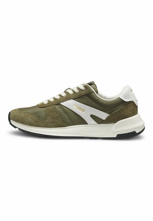 Sneaker basso verde oliva e bianco con dettagli in suede, lacci bianchi e logo "HUGO" dorato sul lato e sul tallone.