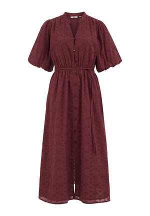 Robe midi bordeaux à boutons sur le devant, manches ballon, taille froncée avec lien, et motif floral ajouré subtil sur tissu léger.