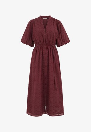 Bordó midi šaty s knoflíkovou légou, nabíranými rukávy, staženým pasem s páskem a jemným květinovým motivem na lehké látce.