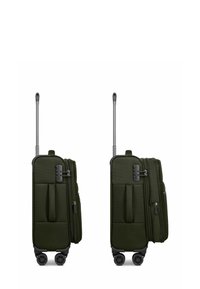 Maleta verde compacta con una superficie texturizada, cremalleras dobles, bolsillos laterales y cuatro ruedas para mayor movilidad. Mango telescópico para un transporte fácil.